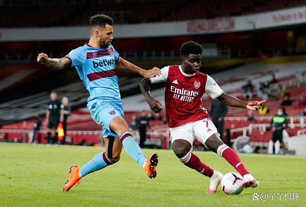 瓜帅：这是谢尔基第一次插花脚传中，他要学习梅西踢得更简洁